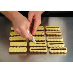PAVONI Moules À Chocolat|Moule Silicone|Moule Silicone Barre Ondulée Snack 9 x 3 cm x H 1,9 cm (x15)